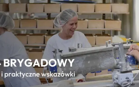 Pracownicy piekarni w czepkach pracują przy maszynie. SYSTEM 4 BRYGADOWY grafik, przepisy i wskazówki.
