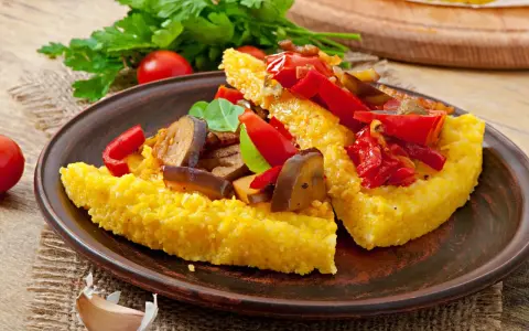 Polenta z czym jeść? Podana z duszonymi warzywami: papryką, bakłażanem i pomidorami. Pyszny pomysł na obiad!