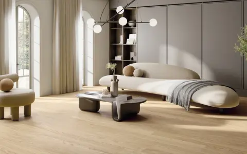 Un salotto in stile scandinavo casa con divano curvo, poltrona soffice, tavolino moderno e un'elegante lampada a sospensione.