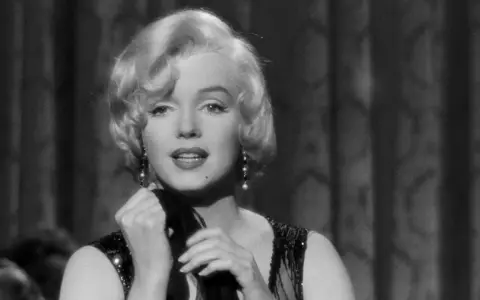 Marilyn Monroe i en glittrig klänning, en ikonisk bild från hennes filmer.