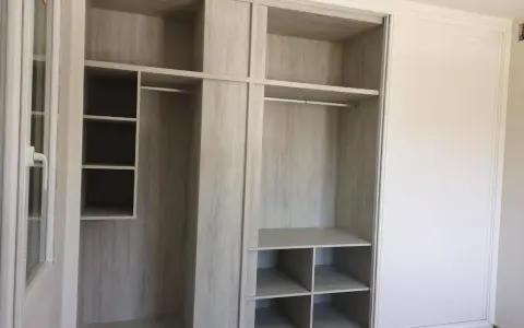 Armarios por dentro: ideas de organización con estantes y barras para colgar.