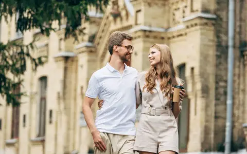 Szczęśliwa para spaceruje, trzymając kawę. Może to znak, że modlitwa do św. Antoniego o dobrego męża zostanie wysłuchana.
