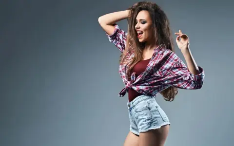 Co ubrać do jeansów na imprezę, aby wyglądać stylowo i czuć się pewnie