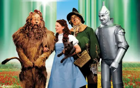 Il leone codardo, Dorothy con Toto, lo spaventapasseri e l'uomo di latta camminano sul sentiero di mattoni gialli. Il linguaggio dei colori evoca un mondo magico.