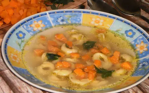 Pyszne tortellini in brodo przepis. Aromatyczny bulion z kawałkami marchewki i świeżą natką pietruszki. Idealne na chłodne dni.