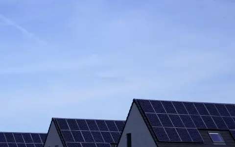 Domy z panelami monokrystalicznymi na dachach. Sprawdź, jaka jest aktualna panele monokrystaliczne cena i zainwestuj w zieloną energię.
