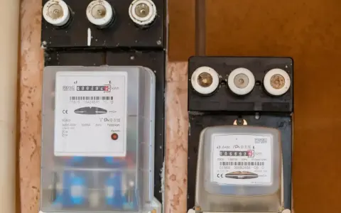 Dwa liczniki energii elektrycznej, jeden z nich pokazuje zużycie zgodne z taryfą G12w PGE, uwzględniającą zmiany czasowe.