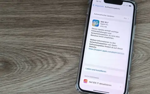 iPhone zeigt Softwareupdate iOS 16.7 an. Die Frage "iphone wie lange updates" wird durch die Anzeige von iOS 17 als verfügbar beantwortet.