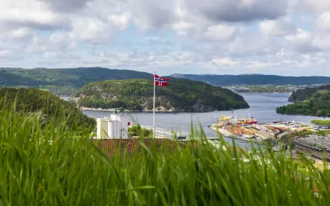 Norweska flaga powiewa nad portem. Warto sprawdzić składki emerytalne, by mieć spokojną przyszłość.