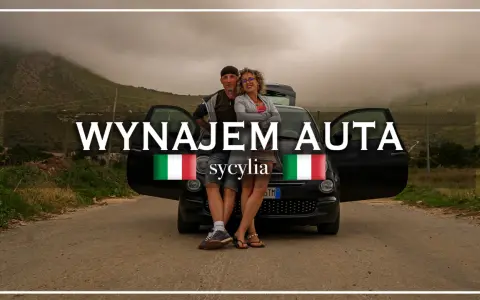 Para zwiedzająca Sycylię, z otwartymi drzwiami czarnego auta. Idealny wynajem auta Sycylia na niezapomniane wakacje.