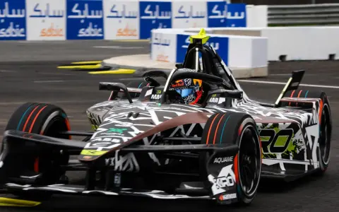 Coche de Fórmula E en Jarama, con diseño agresivo y colores vibrantes, listo para la carrera.