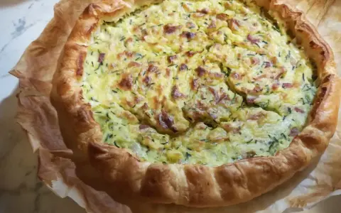 Torta salata zucchine e patate dorata e invitante, con crosta friabile e ripieno gustoso. Perfetta per un pranzo o una cena leggera.