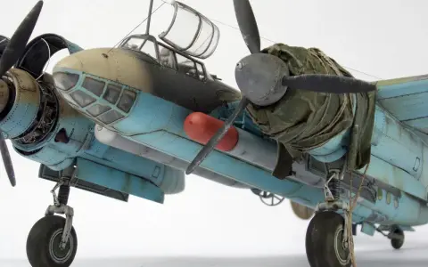 Detailgetreues Modell eines tu2-Flugzeugs mit Tarnanstrich und detaillierter Fahrwerksmechanik.