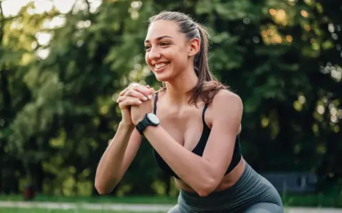 Frau beim Squatten im Freien, strahlt Selbstvertrauen aus. Ein Beispiel für die Ergebnisse von 3 monat krafttraining frauen vorher nachher.