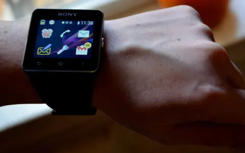 Sony Smartwatch 2 mit App-Icons auf dem Bildschirm, getragen am Handgelenk.