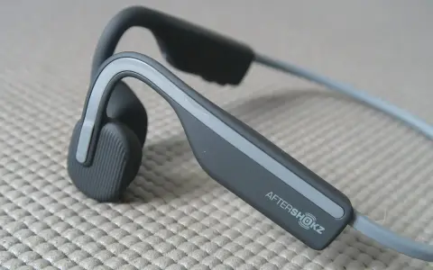 Słuchawki AfterShokz, idealne na rower, pozwalają słyszeć otoczenie.