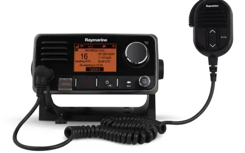 Radio VHF Raymarine en alerte détresse sur le canal 70. Le microphone est prêt à l'emploi.