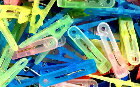 Kolorowe spinacze do prania, idealne do domowych sposobów czyszczenia plastiku.