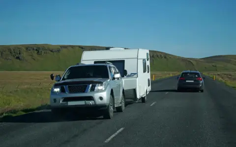 Czy bus z przyczepą musi mieć e-toll? Sprawdź ważne zasady i kary