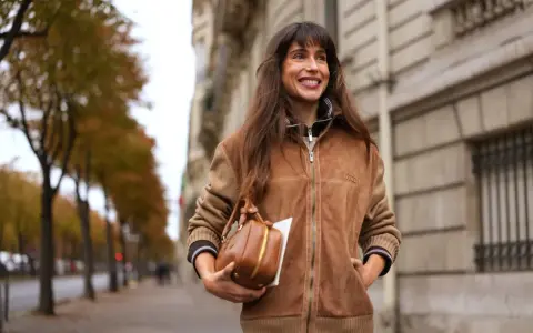 Brązowa torebka do czego pasuje? Idealnie do jesiennej stylizacji z zamszową kurtką.