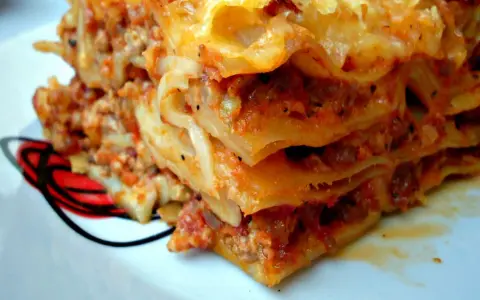Pyszna, wielowarstwowa lasagne z mięsem i sosem pomidorowym. Kwestia smaku, czy wolisz ją z serem czy bez.