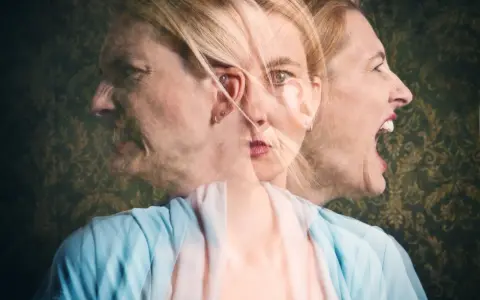 Kvinnans ansikte upprepas i flera lager, vilket symboliserar kampen mot manodepressiv sjukdom.