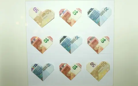 Serce z euro: jak sformułować prośbę o pieniądze zamiast prezentów. Wierszyki i ikony niepotrzebne, gdy liczy się wsparcie finansowe.
