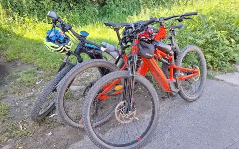 Zwei E-Bikes stehen bereit für den Jakobsweg. Ein gelber Helm hängt am Lenker des vorderen Fahrrads.