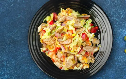 Co do sałatki gyros? Sprawdź składniki i przygotowanie tej pysznej potrawy