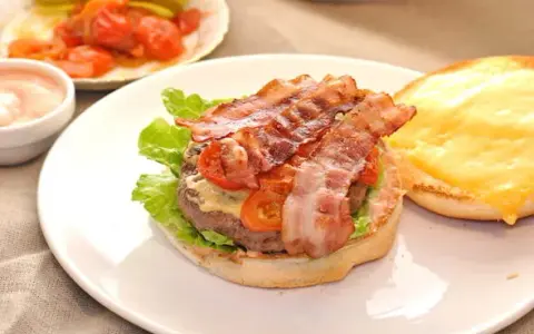 Jak przygotować hamburgery w domu, aby były soczyste i pyszne