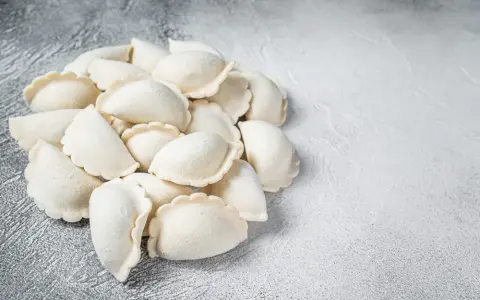 Jak przechowywać ciasto na pierogi? Lodówka i zamrażarka sprawdzone sposoby