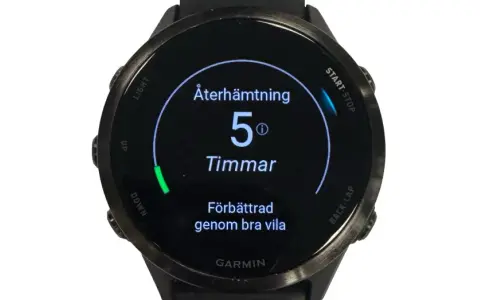 Garminklocka visar återhämtningstid på 5 timmar, förbättrad genom bra vila. Detta ger en indikation på din HRV status.