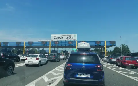 Korki na autostradzie przed bramkami do opłat w Chorwacji. Winiety Chorwacja to klucz do płynnej podróży.