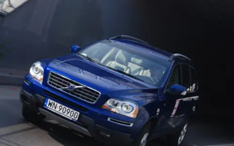 Błękitne Volvo XC90 V8 z jasnym wnętrzem wjeżdża do ciemnego tunelu.