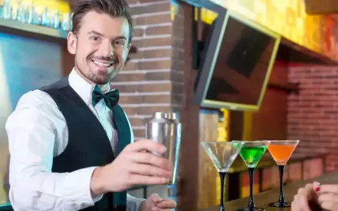 Zarobki barmana w hotelu: Od 4500 zł do... Zobacz, ile!