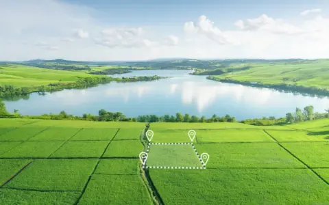 Dom nad jeziorem Małopolska: Inwestycja marzeń czy pułapki prawne?