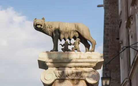 La Lupa Capitolina allatta Romolo e Remo, un'icona della leggenda di Roma per bambini.