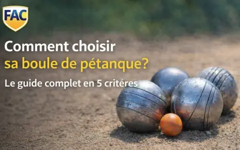Guide complet pour comment choisir ses boules de pétanque. Des boules métalliques et une petite boule orange sur un terrain de sable.