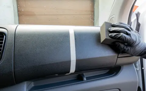 Plastiki w aucie jak nowe! Odkryj tanie i bezpieczne domowe sposoby
