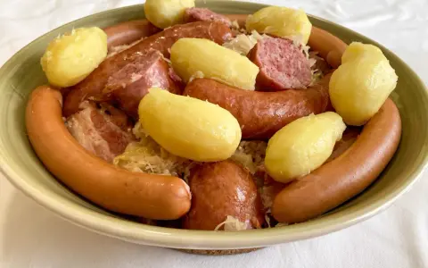 Un plat généreux de choucroute garnie, avec saucisses, lard et pommes de terre, un classique de Metz.