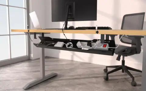 Ett rent skrivbord med en praktisk kabelsamlare som håller ordning på sladdar och grenuttag.