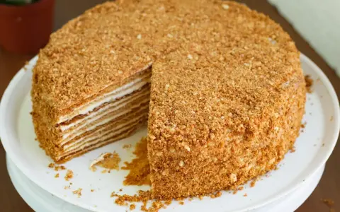 Pyszny tort miodowy, idealny na każdą okazję. Ten przepis na tort zachwyci każdego!