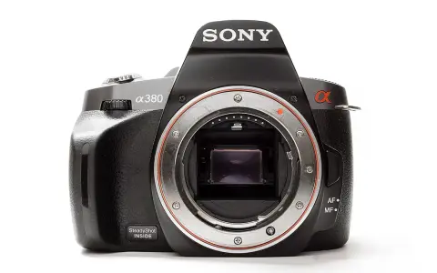Czarna lustrzanka Sony Alpha 380 z widocznym bagnetem obiektywu i napisem "SteadyShot INSIDE".