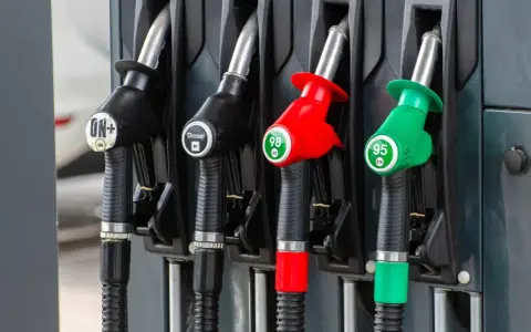 Cztery rodzaje paliwa na stacji: ON+, Diesel, 98 i 95. Różne kolory dystrybutorów ułatwiają wybór.