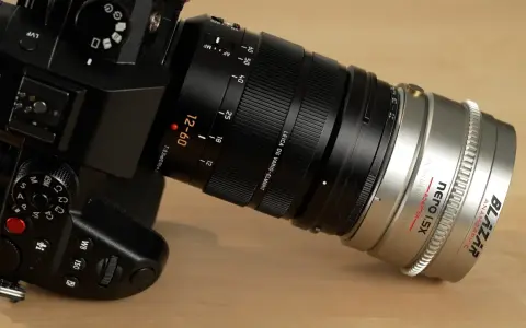 Cámara Panasonic GH7 con lente Leica DG Vario-Elmarit 12-60mm y adaptador anamórfico Sirui 1.5X.