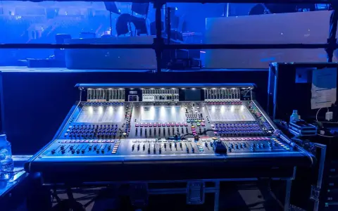 Profesjonalna konsoleta dźwiękowa, jak w **Hans Zimmer studio**, gotowa do tworzenia epickich ścieżek dźwiękowych.
