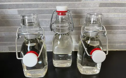 Tre små flaskor med sockerlag, redo att förhöja vilken drink som helst.