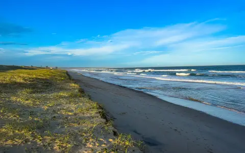 Piękna plaża i morze, idealne miejsce na odkrywanie ciekawostek o morzu bałtyckim.