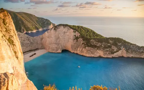 Zatoka Navagio na Zakynthos, jedno z najpiękniejszych miejsc, z wrakiem statku na plaży i turkusową wodą.