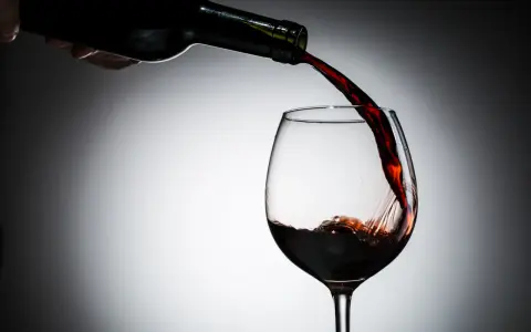 Czerwone wino: zdrowie czy pułapka? Odkryj fakty!